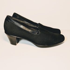 Munro Black Leather w/Stretchable Fabric Pumps